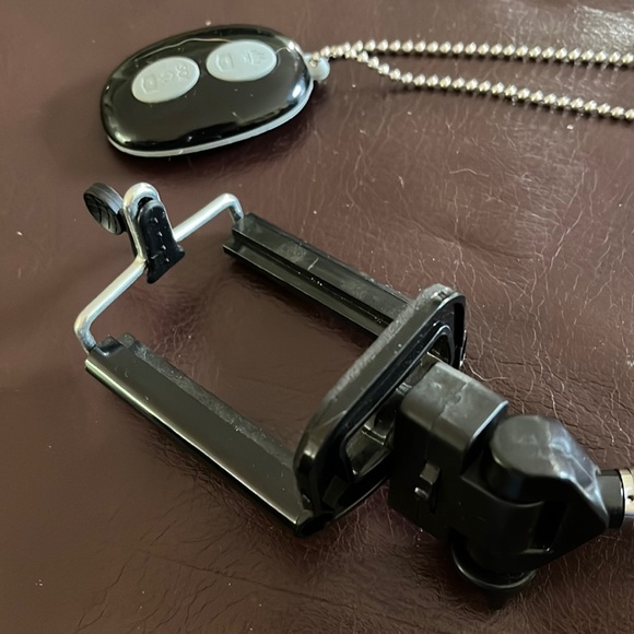 Selfie Stick w/3.5mm design, shutter control, photo buttons, & extends to 40”. - Picture 2 of 10